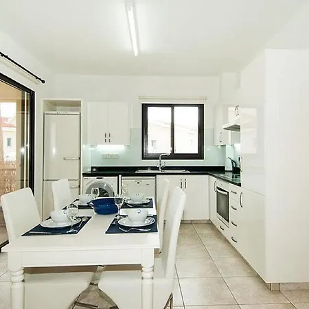 Beautiful 2-Bedroom Apartment - Great Location 公寓 Paphos