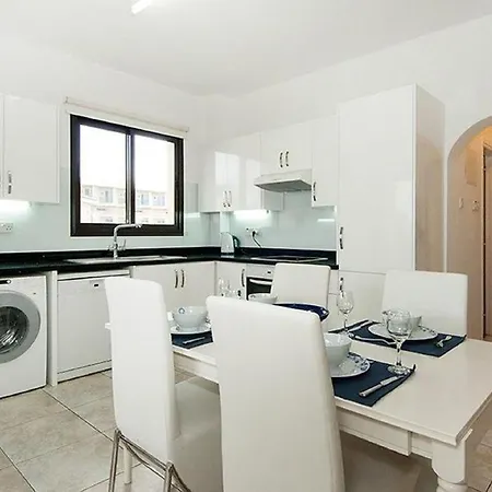 Beautiful 2-Bedroom Apartment - Great Location 公寓 Paphos
